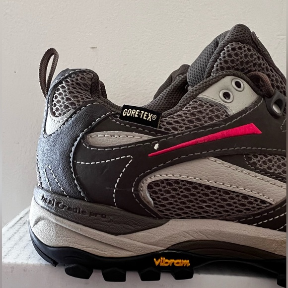 The North Face Women’s Hedgehog GTX Hiking Shoes - Gray With Pink Highli… - Picture 2 of 8